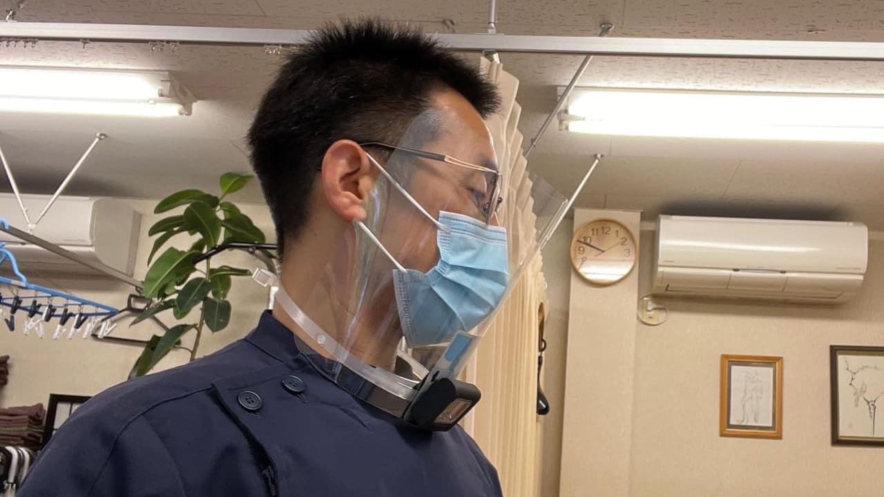 コロナ対策マスクを装着した施術風景